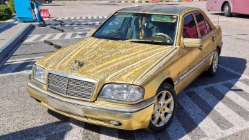 Και όμως στην Ελλάδα κυκλοφορεί η χρυσή Mercedes