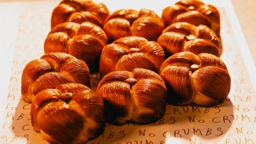 No Crumbs: Για κρουασάν με ρυζόγαλο και λουκανικόπιτα με teriyaki στο Παγκράτι (+video)