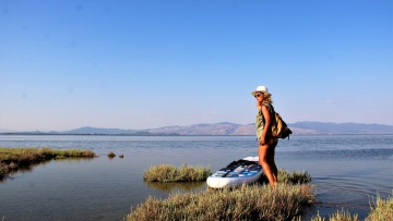 
«Ένας κρυμμένος παράδεισος γαλήνης, φύσης και ιστορίας»: Η Λιμνοθάλασσα Μεσολογγίου της Μαρίας Πολύζου
