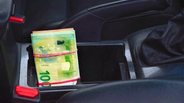 Μετρητά στο αυτοκίνητο: Πότε αρχίζουν τα προβλήματα με την Αστυνομία;