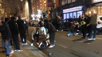 Αυτοκίνητο έπεσε σε πεζούς στο Ντέρμπι της Βρετανίας - Πολλοί τραυματίες, συνελήφθη ο οδηγός