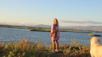 «Μια εμπειρία που δύσκολα συναντά κανείς αλλού στην Ελλάδα»: Η Μαρία Πολύζου γράφει για τη Λιμνοθάλασσα Μεσολογγίου