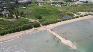 Περιβαλλοντικό έγκλημα στη Σκάλα Ωρωπού: Έριξαν μπάζα και άνοιξαν δρόμο 60 μέτρων μέσα στη θάλασσα