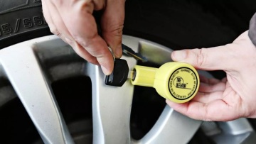 Αστυνομία: Ξεφουσκώνουν τα λάστιχα μέχρι να πληρώσουν τα χρέη τους