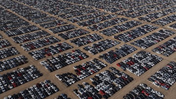 Απίστευτες εικόνες: Χιλιάδες αυτοκίνητα στην έρημο — και μερικά από αυτά ανήκαν σε Έλληνες