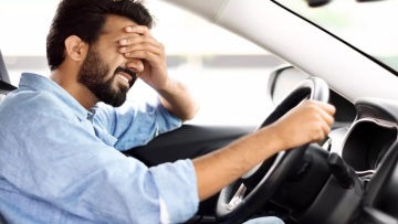 Έτσι την πατάνε χιλιάδες οδηγοί με τα ακουστικά στο αυτοκίνητο