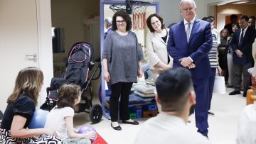 Επίσκεψη Τασούλα στην Εταιρεία Προστασίας Σπαστικών «Πόρτα Ανοιχτή»