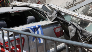 Ποιος πληρώνει για τα αυτοκίνητα που καταστράφηκαν από την κατάρρευση της πολυκατοικίας;
