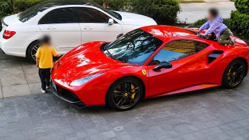 Eκαναν… τσουλήθρα σε Ferrari αξίας 452.000 ευρώ (video)