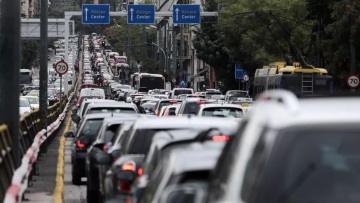 Στο «κόκκινο» η κίνηση: Καθυστερήσεις σε Κηφισό και Αττική Οδό, τροχαίο με τέσσερα ΙΧ στον Καρέα
