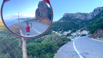 «Το χωριό μου είναι το πιο όμορφο, είναι ο δικός μου μικρόκοσμος»: Τα Βελανίδια Λακωνίας της Αναστασίας Μουτσάτσου