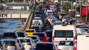 Τρέχουν να ασφαλίσουν τα αυτοκίνητά τους
