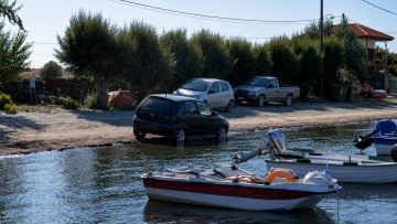 Φωτογραφίες: Οδηγός πάρκαρε κυριολεκτικά μέσα στην παραλία