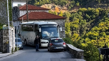 Δεν χωρούσαν αυτοκίνητο και λεωφορείο – Η όπισθεν που έγινε viral στην Ελλάδα και ποιός πληρώνει