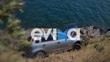 Τροχαίο στην Χαλκίδα: Αυτοκίνητο κατέληξε στα βράχια, δείτε φωτογραφίες