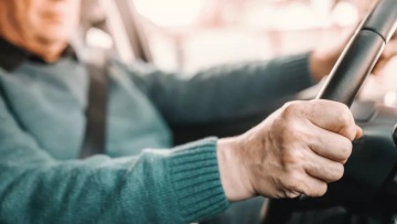 90χρονος οδηγούσε ανάποδα στην Αττική Οδό και με δίπλωμα ληγμένο