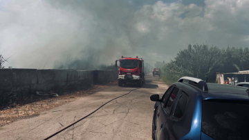 Φωτιά στο Ασπρόχωμα Μεσσηνίας, επιχειρεί ένα ελικόπτερο, δείτε φωτογραφίες 
