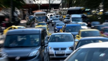 Το Μαρούσι «πνίγεται» στα αυτοκίνητα και στις παραβάσεις - Τι αλλάζει
