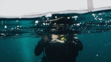 15 χρόνια μετά το τσουνάμι, συνεχίζει να καταδύεται για να βρει τη γυναίκα του – Video
