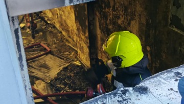 Φωτιά σε υπόγειο διαμέρισμα πολυκατοικίας στα Σεπόλια, στο νοσοκομείο ένας 28χρονος που εισέπνευσε καπνό