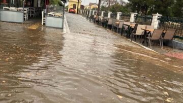 Σφοδρή βροχόπτωση και χαλάζι στον Βόλο, πλημμύρισαν οι δρόμοι, δείτε βίντεο και φωτογραφίες