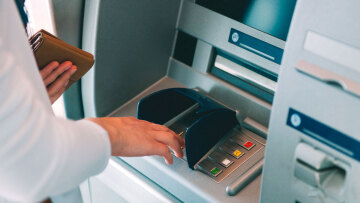 Από Δευτέρα η μείωση των προμηθειών στις τράπεζες, «φρένο» και στις αυξήσεις των ασφαλίστρων