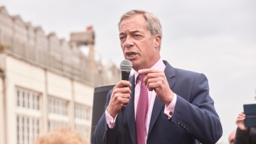 Νάιτζελ Φάρατζ: Αρνείται τις φήμες περί χρηματοδότησης του κόμματός του από τον Έλον Μασκ