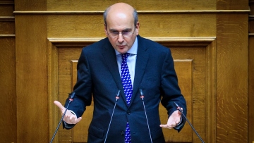 Χατζηδάκης: Μείωση τραπεζικών προμηθειών και αύξηση ρευστότητας προς μικρομεσαίες επιχειρήσεις