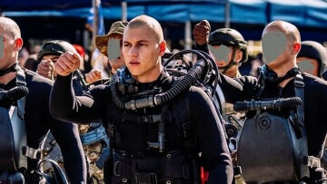 «Το παιδί μας δολοφονήθηκε από καψόνι στην πισίνα» λένε οι γονείς του  21χρονου OYKα που πέθανε σε άσκηση στον Σκαραμαγκά το 2024