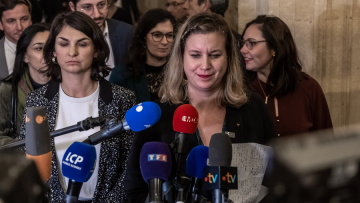 Γαλλία: Το κόμμα Μελανσόν καλεί τον πρόεδρο Μακρόν να παραιτηθεί