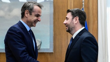 Συνάντηση Μητσοτάκη - Ανδρουλάκη: Κουραμπιέδες της Ντόρας, πράσινο τσάι και… ντολμαδάκια