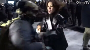 Νότια Κορέα:   To... Matrix πρόσωπο της αντίστασης -  Η γυναίκα που έγινε σύμβολο του αποτυχημένου πραξικοπήματος