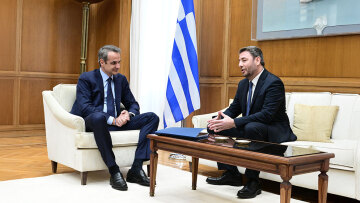 Ψάχνουν συναινέσεις για δημογραφικό και συνταγματική αναθεώρηση Μητσοτάκης και Ανδρουλάκης - Πού συμφώνησαν ότι διαφωνούν