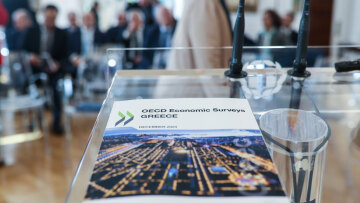 Έκθεση ΟΟΣΑ για Ελλάδα: Οι μειώσεις ΦΠΑ ευνοούν τα πλούσια νοικοκυριά - Συστήνει επιβολή fat tax