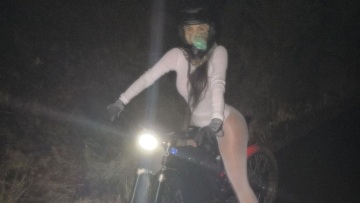 Κιμ Καρντάσιαν: Ξανά με εμφάνιση αλά Μπιάνκα Σενσόρι - Ανέβηκε σε μηχανή με σέξι κορμάκι και καλσόν