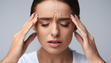 Μηνιγγίτιδα: Τα συμπτώματα της θανάσιμης λοίμωξης – Η σημασία της έγκαιρης αντιμετώπισης