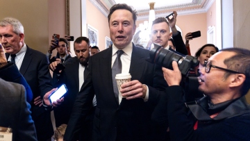 Έλον Μασκ: Αρνείται ότι σχεδίαζε δωρεά 80 εκατομμυρίων λιρών στον Νάιτζελ Φάρατζ