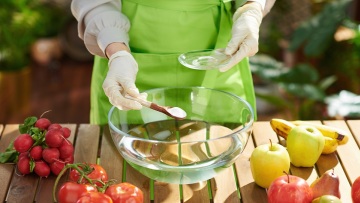 Πρέπει να πλένετε με μαγειρική σόδα τα φρούτα και τα λαχανικά;