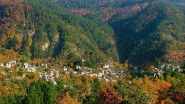 Το πέτρινο χωριό της Κόνιτσας στη μέση ενός πανέμορφου δάσους
