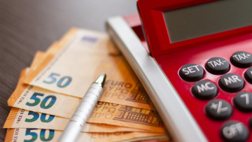 Δώρο Χριστουγέννων 2024: Πότε θα δείτε τα χρήματα στους λογαριασμούς σας - Ποιοι το δικαιούνται