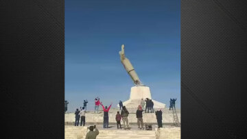 Συρία: Έριξαν το άγαλμα του πατέρα του Μπασάρ αλ Άσαντ  - Δείτε βίντεο