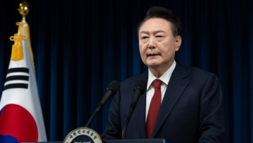 Νότια Κορέα: Απαγόρευση εξόδου από τη χώρα στον πρόεδρο Γιουν Σουκ-γέολ – «Δεύτερο πραξικόπημα» καταγγέλλει η αντιπολίτευση