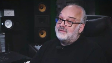 Γιώργος Μουκίδης: Η συγκίνησή του για τον Σφακιανάκη που δεν έχουν πια επαφή, τα τραγούδια που κρατάει στο συρτάρι και τα «όχι» που λέει στους τραγουδιστές