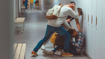 Νέα μέτρα για τη βία των ανηλίκων - Αθλητισμός, πολιτισμός και κοινωφελής εργασία αντί τιμωρίας