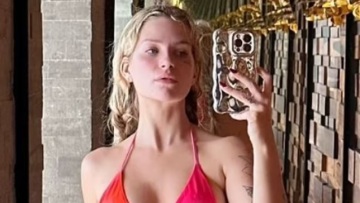H Λότι Μος φόρεσε αποκαλυπτικό μπικίνι και εξομολογήθηκε το πιο τρελό ραντεβού της