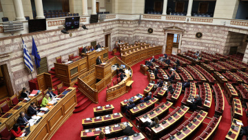 Προϋπολογισμός 2025: Συνεχίζεται για τρίτη μέρα η συζήτηση στη Βουλή - Συγκρούσεις για τράπεζες, φοροελαφρύνσεις και ακρίβεια