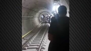 Ακινητοποιήθηκε συρμός στο μετρό Θεσσαλονίκης, επιβάτες περπατούσαν μέσα στη σήραγγα - Για διακοπή ηλεκτροδότησης μιλά η εταιρεία (βίντεο)