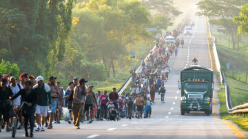 «Μαστίγιο και καρότο»: Πώς σταμάτησε το Μεξικό τα καραβάνια μεταναστών - Πλέγμα μέτρων με συλλήψεις και ανθρωπιστικές βίζες