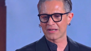 Αιμίλιος Χειλάκης: Ξέσπασε σε δάκρυα για την απώλεια του συναδέλφου του - Τον είχαμε χάσει έναν χρόνο πριν την παράσταση 