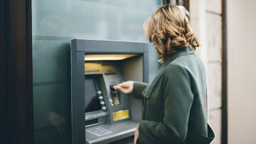 Τράπεζες: Ετήσιο όφελος €150 εκατ. για τους πολίτες από τις προμήθειες που μειώνονται ή καταργούνται από σήμερα – Δείτε αναλυτικά ποιες είναι